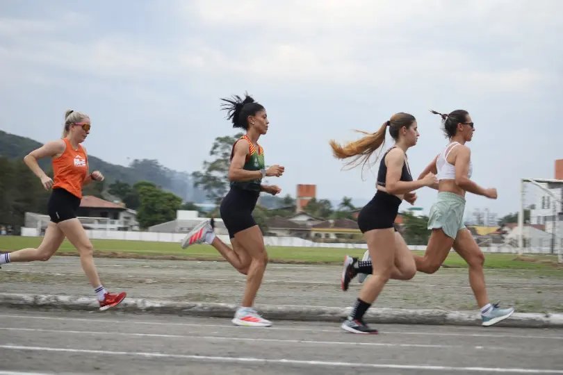 Atletismo coroa campeões e quartas de final do futsal são definidas nos Comunitários
