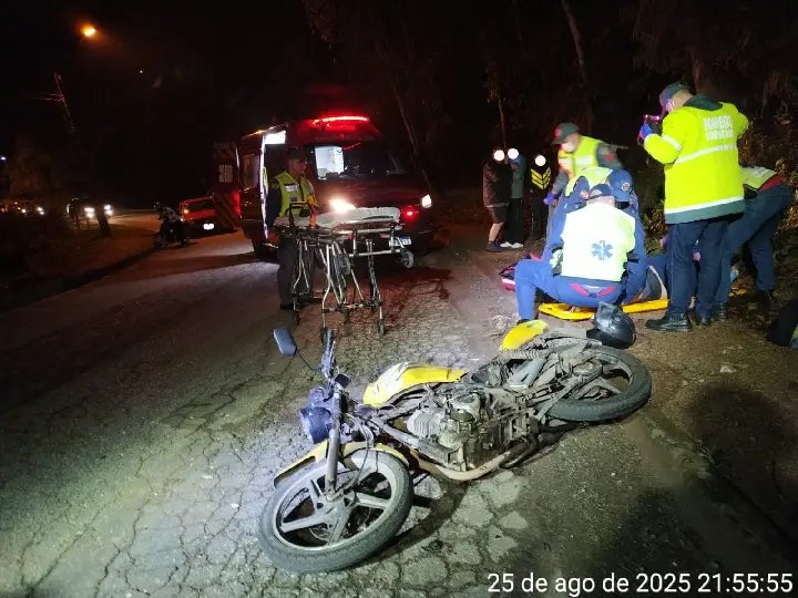 Três se envolvem em acidente na Travessa Lagoa Dourada