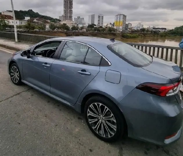 Homem dá versões contraditórias após ser flagrado com Corolla furtado