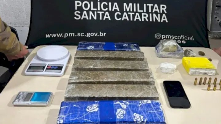 Por R$ 1 mil ao mês, jovem guardava drogas e munições em casa e acabou presa