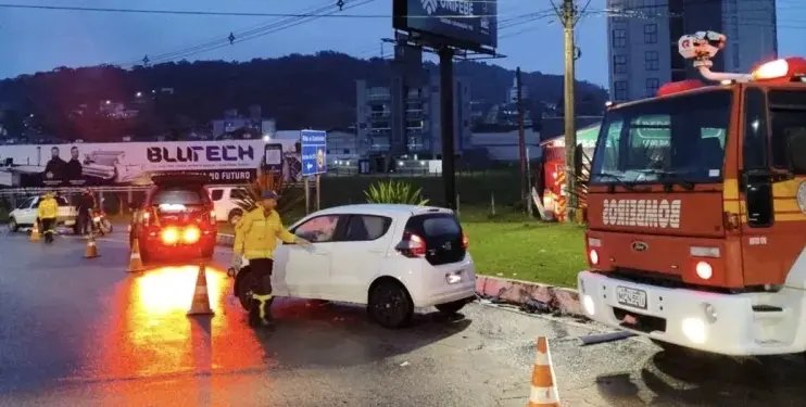 Colisão entre dois carros deixa feridos em rotatória de Gaspar