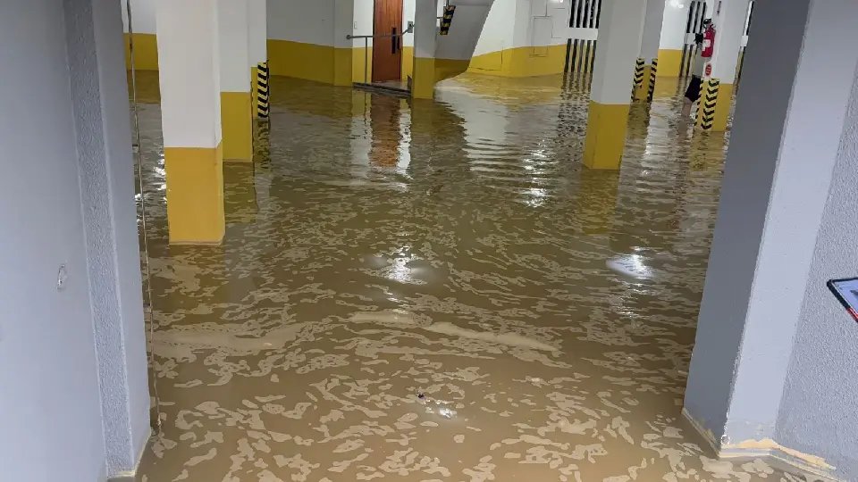 (VÍDEO) Tubulação rompe, alaga garagem e causa perda total de veículo 