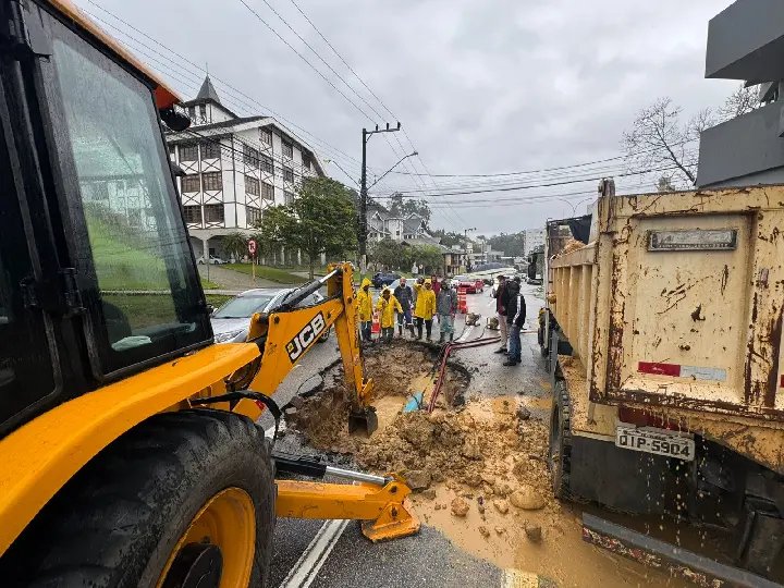 Samae dá previsão para conserto da tubulação rompida no Centro