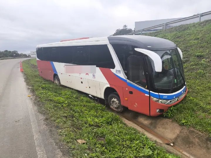 Ônibus sai da pista e bate em barranco na Rodovia Antônio Heil