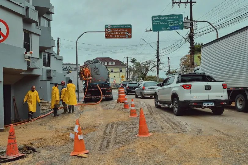 Trecho da tubulação rompida recebe asfalto nesta manhã