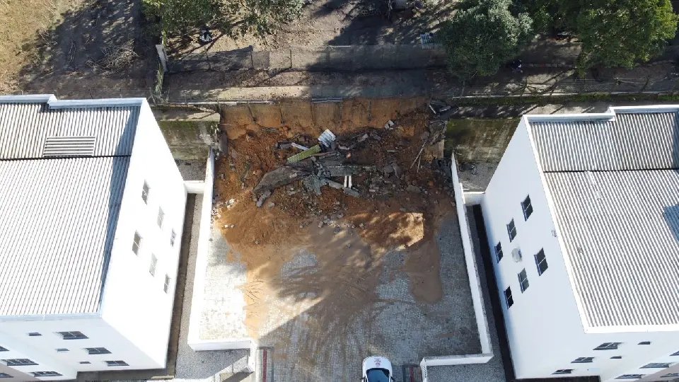 (VÍDEO) Moradores cobram solução após muro de 6 metros desabar em condomínio