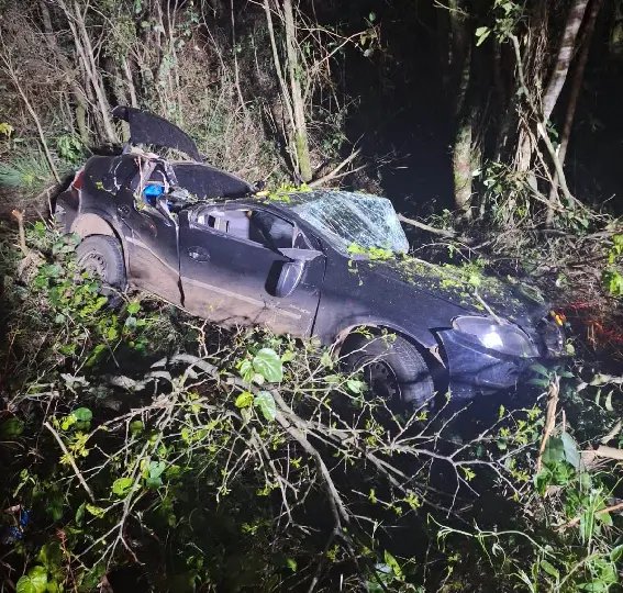 Carro sai da pista e condutor é lançado para fora do veículo