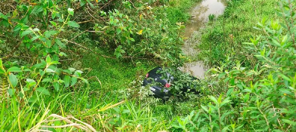 (VÍDEO) Carro desce ribanceira no bairro Limeira