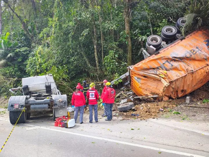 Acidente violento tira a vida de caminhoneiro em SC