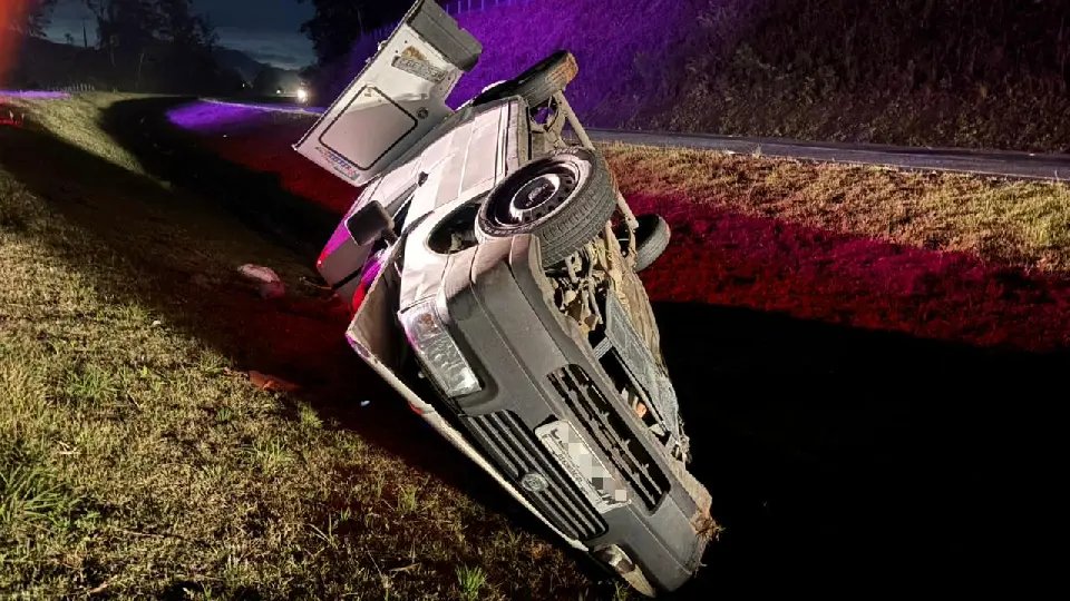 Capotou na BR-470 e saiu andando com apenas um arranhão