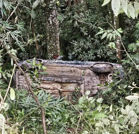 Carro sai da pista e capota em ribanceira em Botuverá