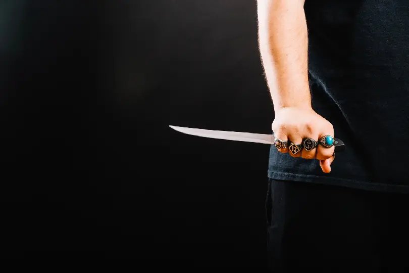 Homem é esfaqueado durante discussão com companheira em Rio dos Cedros