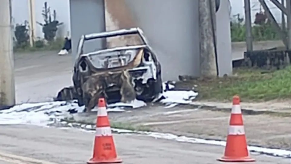 (VIDEO) Veículo é tomado pelo fogo no bairro São Pedro