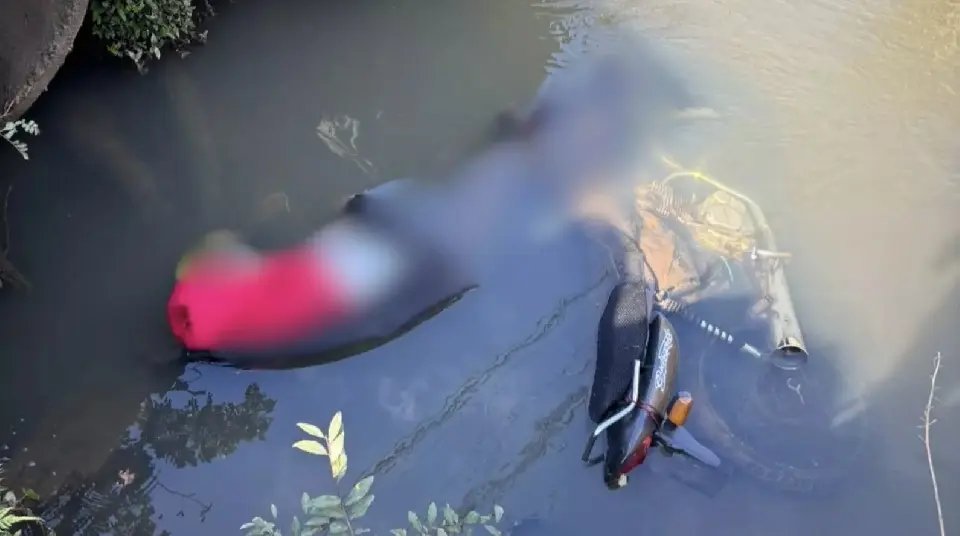 Jovem morre após cair com a motocicleta em córrego