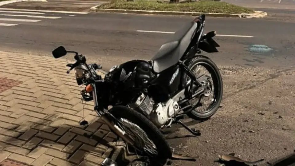 Motociclista vai parar no compartimento de caminhonete após colisão