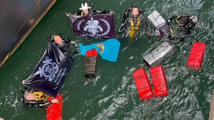 PM e PF apreendem mais 250 kg de cocaína em casco de navio