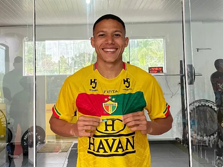 Brusque anuncia contratação de lateral-direito