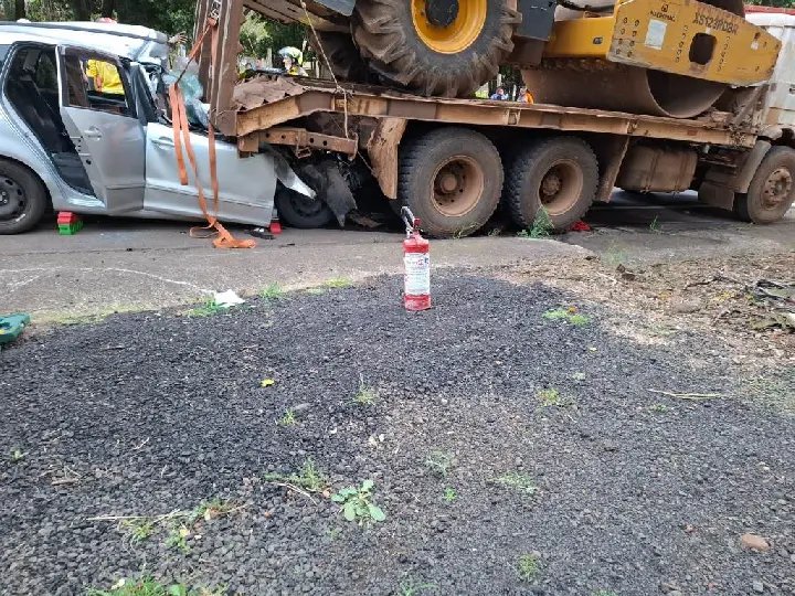 Motorista fica preso às ferragens após carro entrar embaixo de caminhão