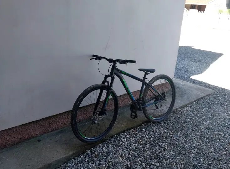 Adolescente acorda para ir à escola e descobre furto da bicicleta em Brusque
