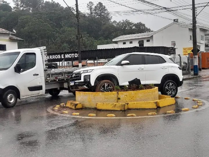 Carro sobe em canteiro no bairro Imigrantes