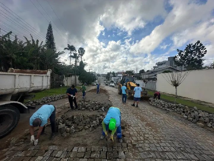 Via de paralelepípedo no Jardim Maluche passa por revitalização