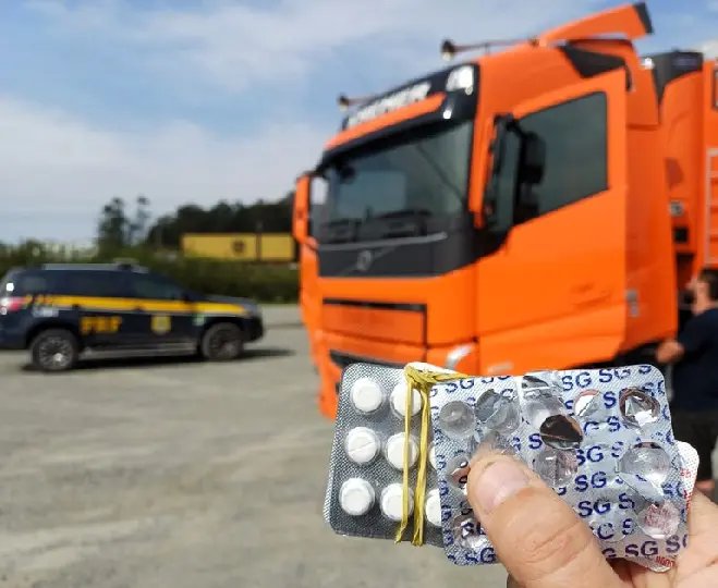 Caminhoneiro é flagrado dormindo na pista com “rebite” no bolso