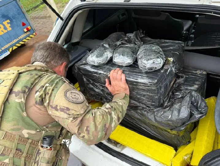 “Perdi, perdi”: homem é flagrado com carro lotado de drogas em guincho