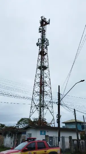 Homem sobe em torre de 35 metros após uso de drogas e bebidas