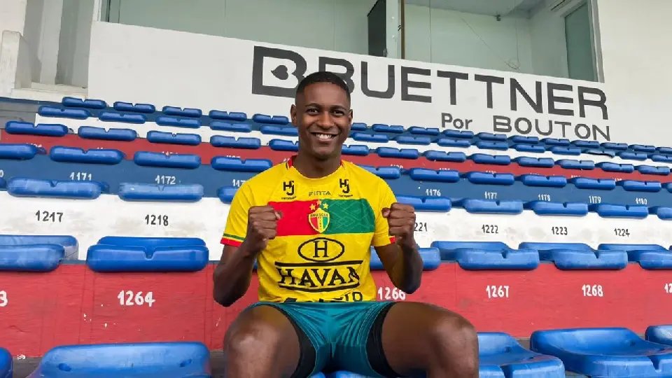 Brusque anuncia a contratação do volante Jhonny Lucas