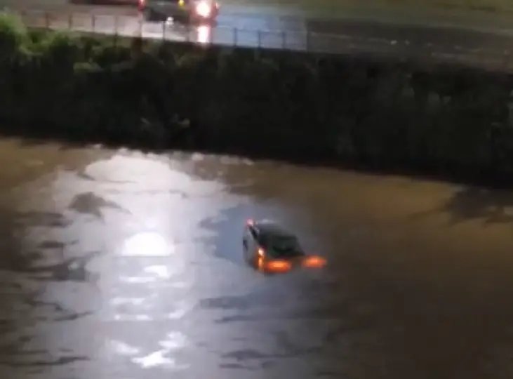 (VÍDEO) Carro cai no rio Itajaí-Mirim durante a noite em Brusque