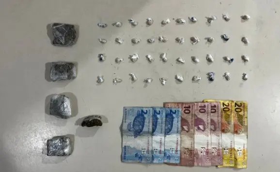 Polícia Militar prende jovem por tráfico de drogas em área de invasão