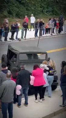 (VÍDEO) Jipe perde o controle e atropela duas pessoas durante desfile de 7 de Setembro em Brusque