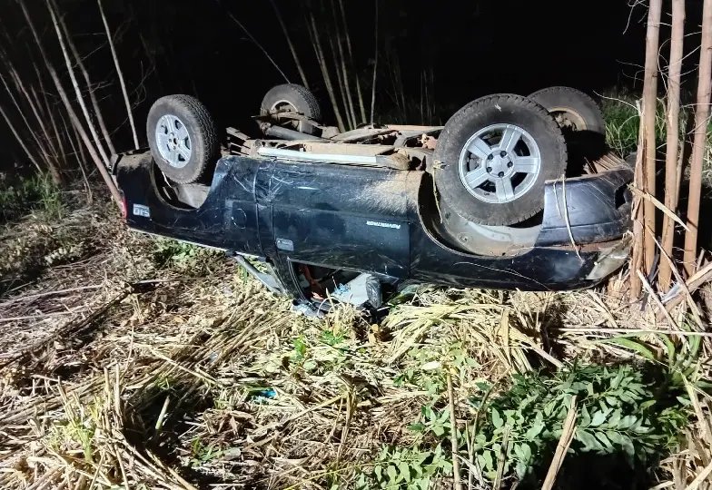 Homem morre após caminhonete capotar na SC-492