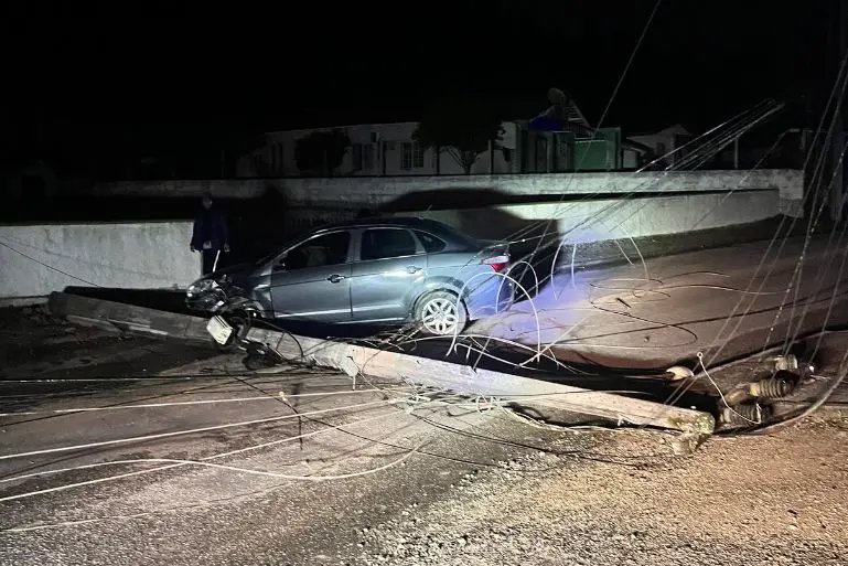Queda de poste após colisão provoca apagão no bairro Cedro Alto