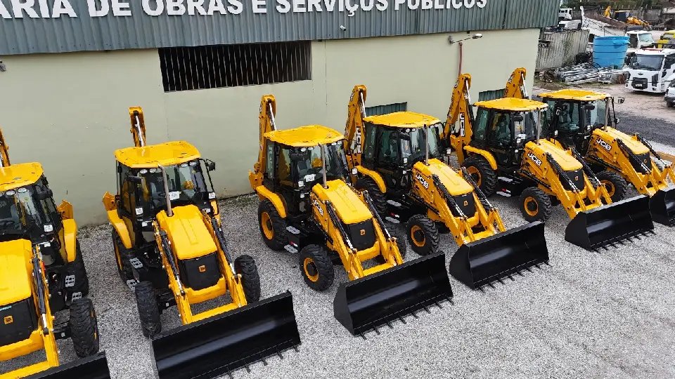 Seis novas retroescavadeiras são entregues à Secretaria de Obras