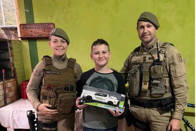 Garoto de 10 anos celebra aniversário com surpresa especial da Polícia Militar