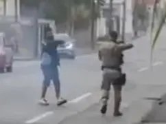 Homem de origem colombiana resiste à prisão e agride policiais