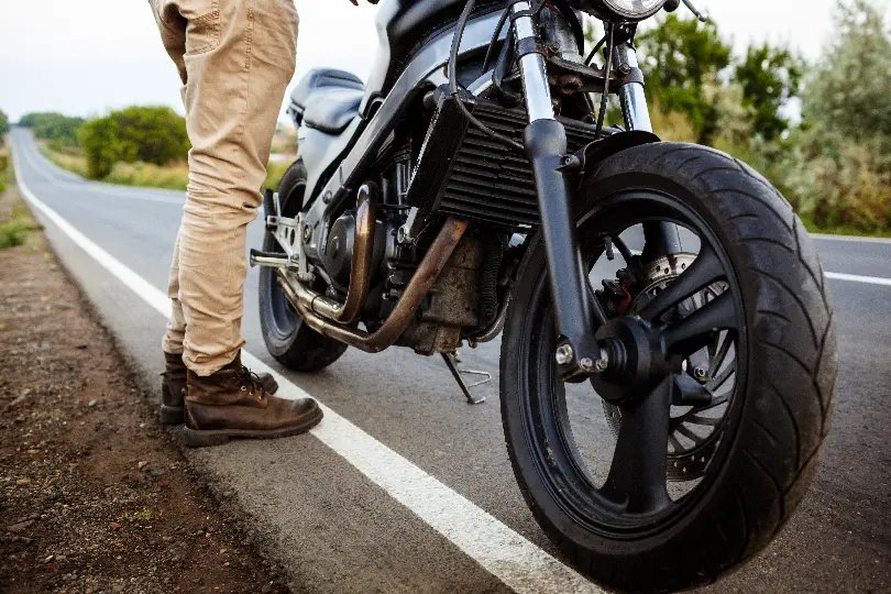 Peças de moto furtada são recuperadas e dois suspeitos são presos