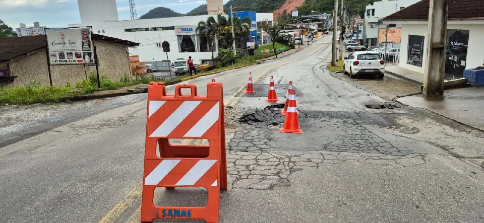 Rompimento de tubulação afeta abastecimento de água no bairro Dom Joaquim