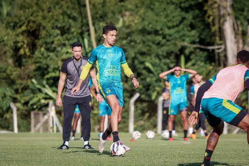 Brusque realiza treino técnico-tático no CT do América