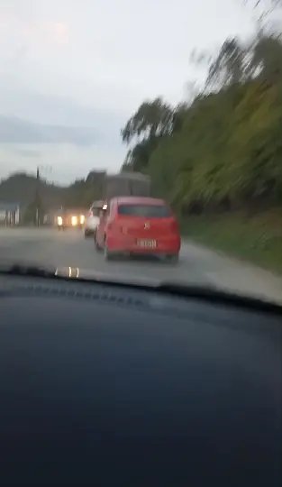 (VIDEO)  Flagrante registra carro forçando ultrapassagem no Dom Joaquim