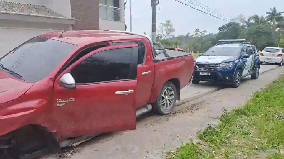 (VÍDEO) Hilux furtada em Balneário Camboriú termina em perseguição e prisão em Brusque