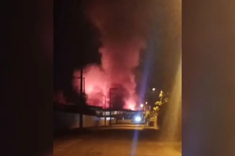 Mais de 40 bombeiros combatem fogo em fábrica de papelão