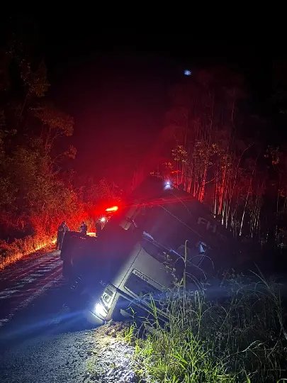 Caminhão sai da pista em ribanceira de Botuverá