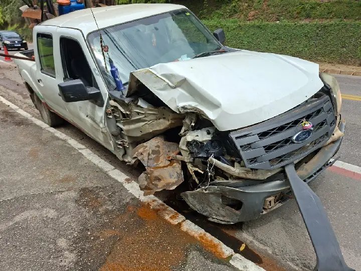 (VIDEO) Veículo da Prefeitura de Brusque se envolve em acidente