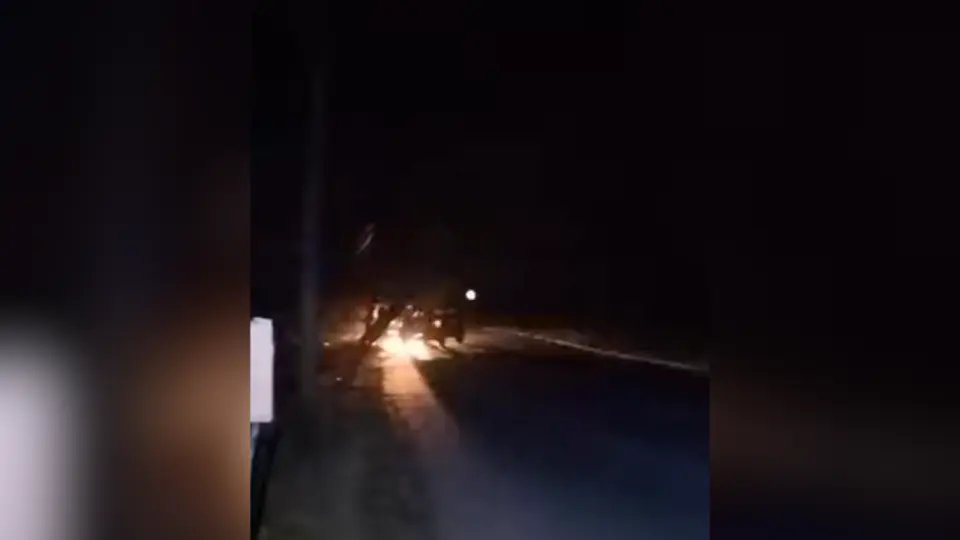 (VÍDEO) Carro bate contra poste no Rio Branco