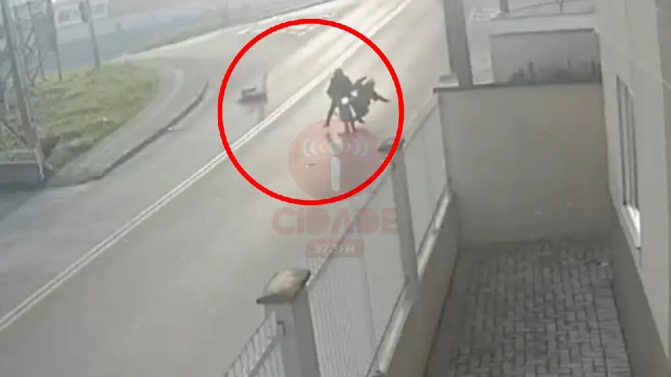 (VÍDEO) Garupa é arremessado da moto após colisão no São Luiz