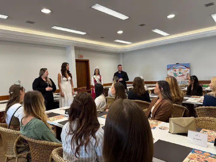 Candidatas à realeza da 39ª Fenarreco participam do primeiro compromisso oficial