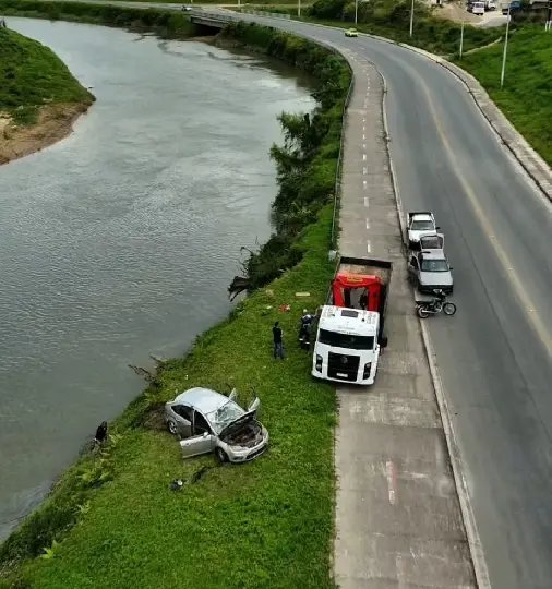 Após mais de uma semana submerso, carro é retirado do rio Itajaí Mirim