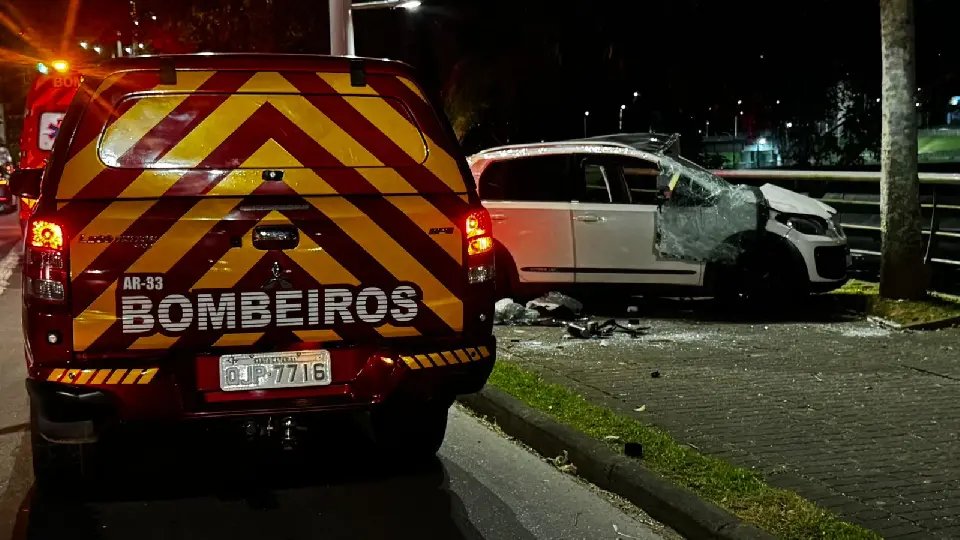 (VIDEO) Motorista fica ferido após carro perder o controle e bater em árvores 